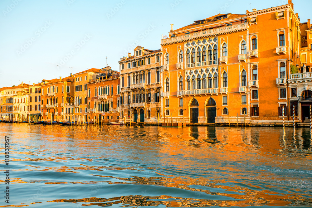 Obraz premium Beautiful waterfront with colorful gothic buildings and boats on Gran canal at the sunrise
