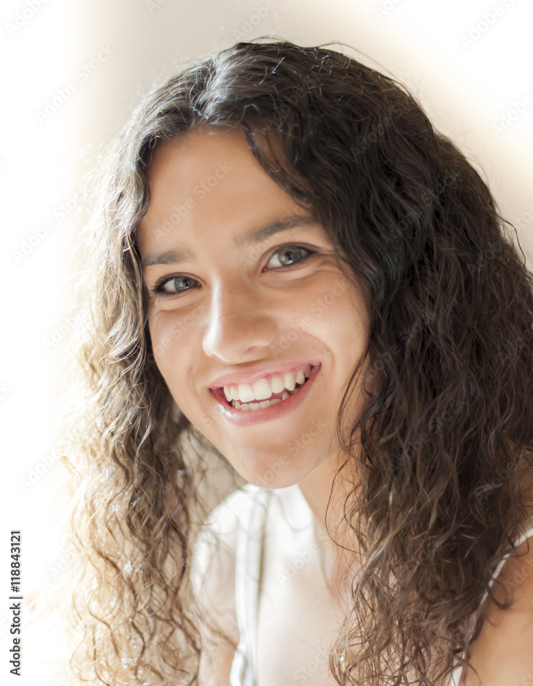 Chica joven sonriendo
Chica joven sonriendo