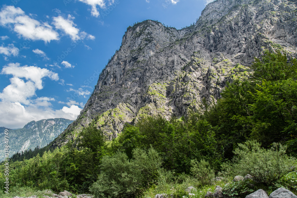 Blick auf die Hachelwände Aufstieg zur Eiskapelle Blick auf die Hachelwände Aufstieg zur Eiskapelle