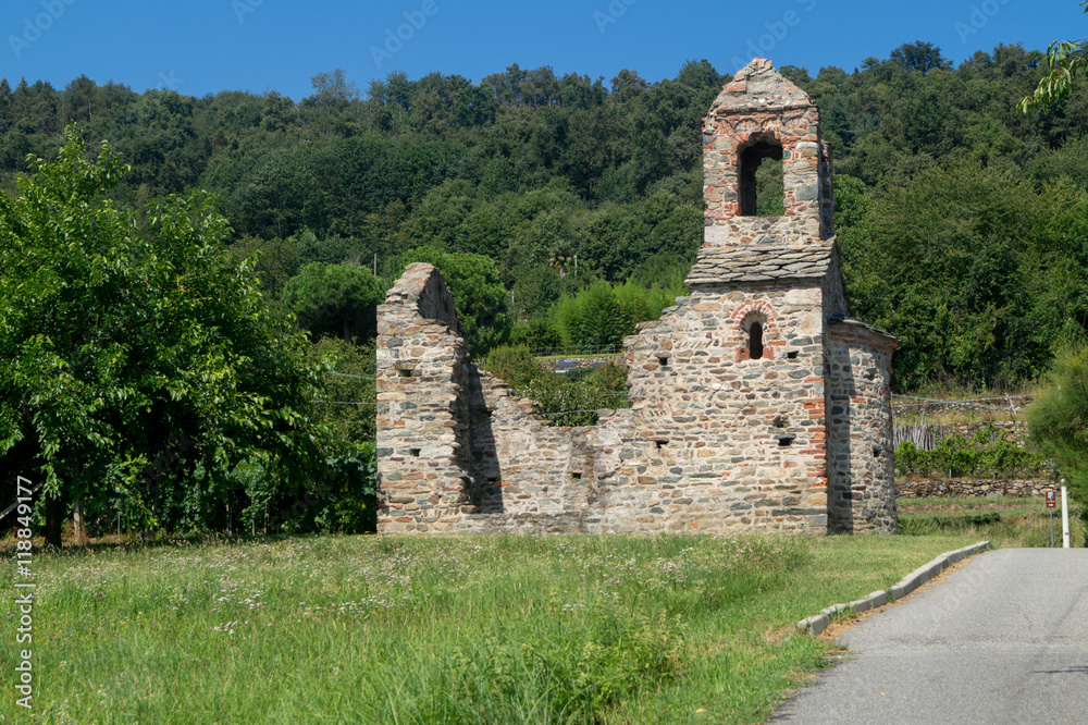 Chiesa diroccata, campanile diroccato in mezzo al verde Chiesa diroccata, campanile diroccato in mezzo al verde