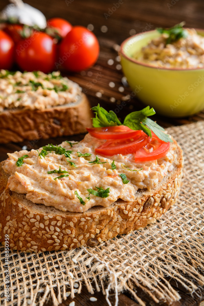Spread with chicken meat, eggs, mustard, garlic and pepper Spread with chicken meat, eggs, mustard, garlic and pepper