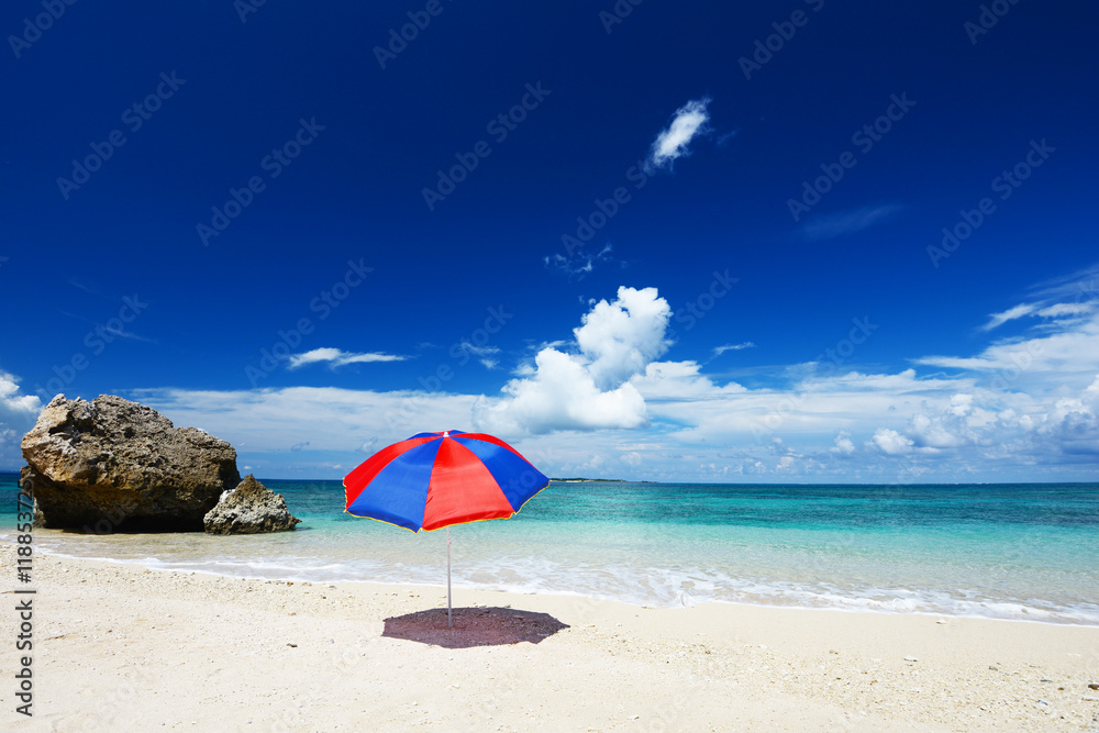 沖縄の美しい海とビーチパラソル