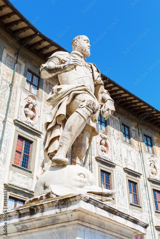 Obraz premium statue in front of the Palazzo della Carovana