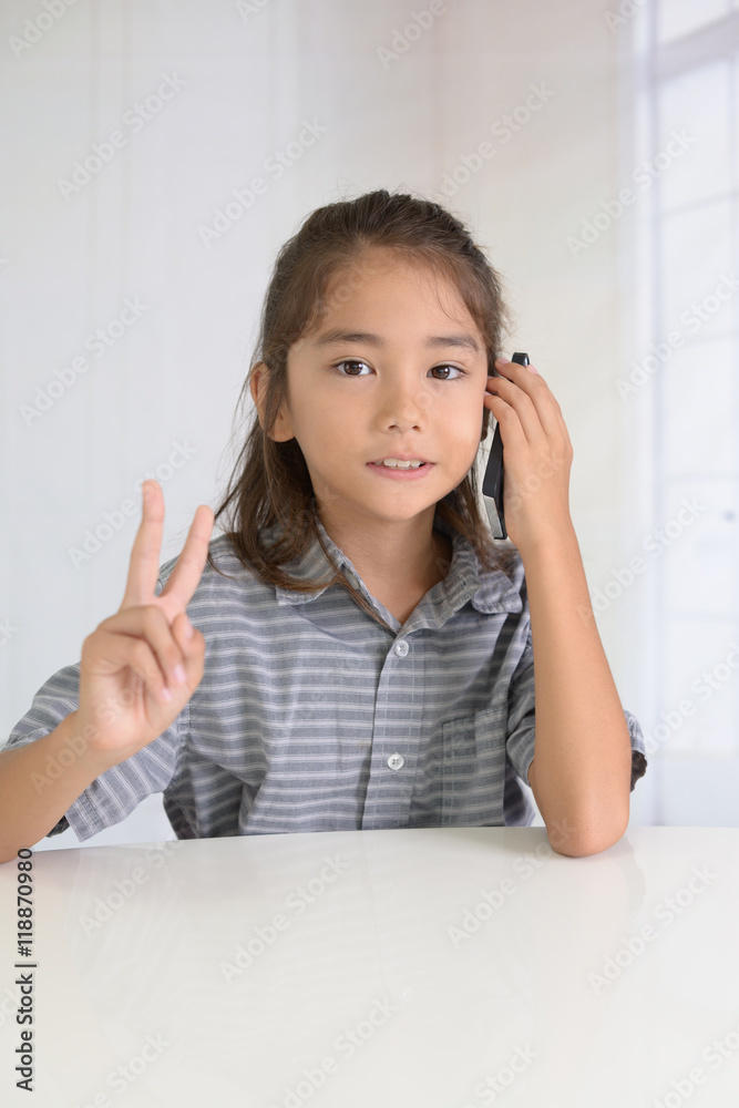 スマートフォンで通話中の男の子