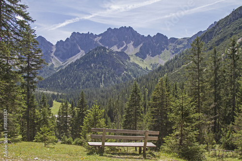 Das Eppzirler Tal, mit der sehenswerten Erlspitzgruppe ist ein beliebtes Wanderziel in Tirol
