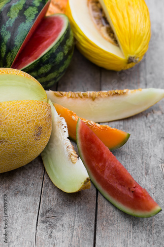 verschiedene melonen auf holztisch photo