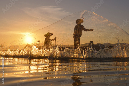 Valokuva fishermen fishing in the river