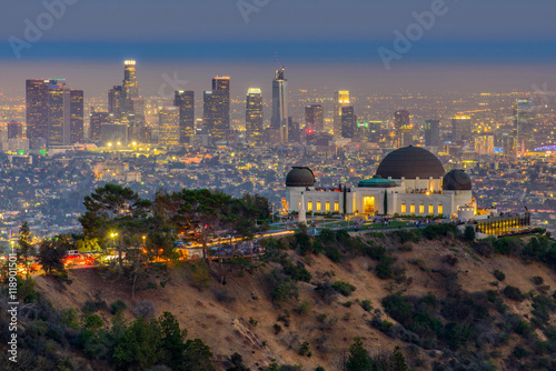 Fototapeta The Griffith Observatory and Los Angeles city skyline at twilight time