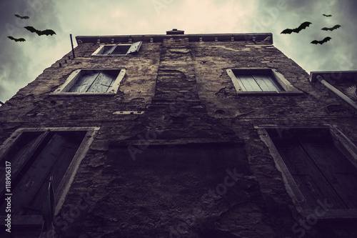 Altes Haus und Fledermäuse photo