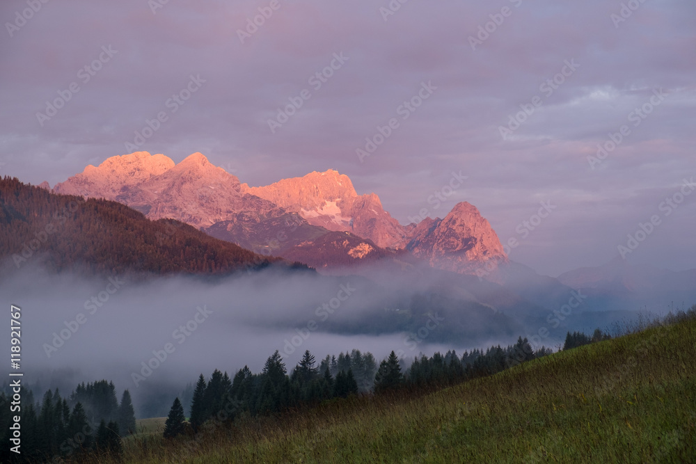 Zugspitze mit Alpenglühen und Nebel