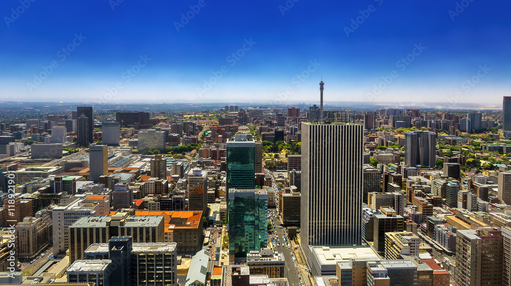 Naklejka premium Republika Południowej Afryki. Johannesburg, Prowincja Gauteng. Pejzaż miejski (część północna) widziany z tarasu widokowego Carlton Center
