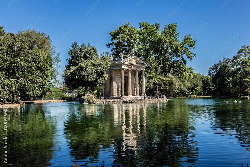 Fototapeta premium Tempio di Esculapio (1786) do parku Villa Borghese. Rzym, Włochy.
