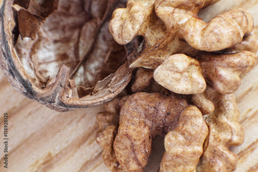 Obraz premium Walnut and nutshell on table.