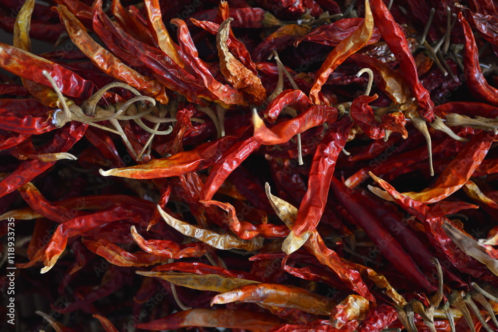 Fototapeta premium Rote Pepperoni getrocknet auf dem Markt.