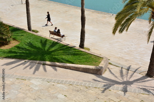 Mann und Frua auf Parkbank beim Date im Urlaub. photo