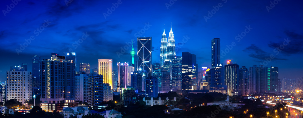 Fototapeta premium Kuala lumpur skyline w nocy, Malezja