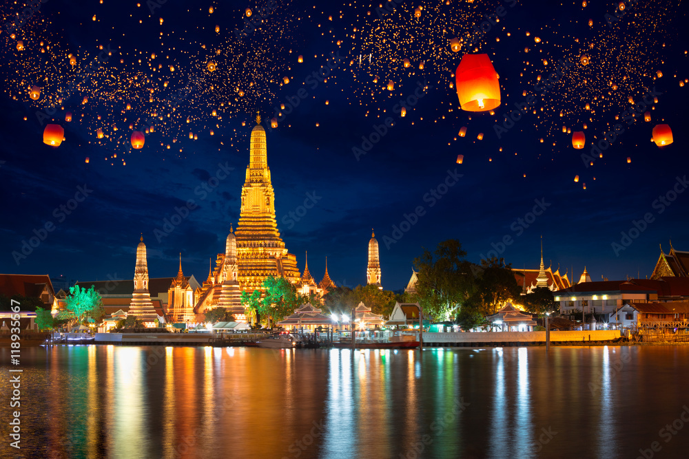 Naklejka premium Wat arun z latarnią krathong, Bangkok, Tajlandia