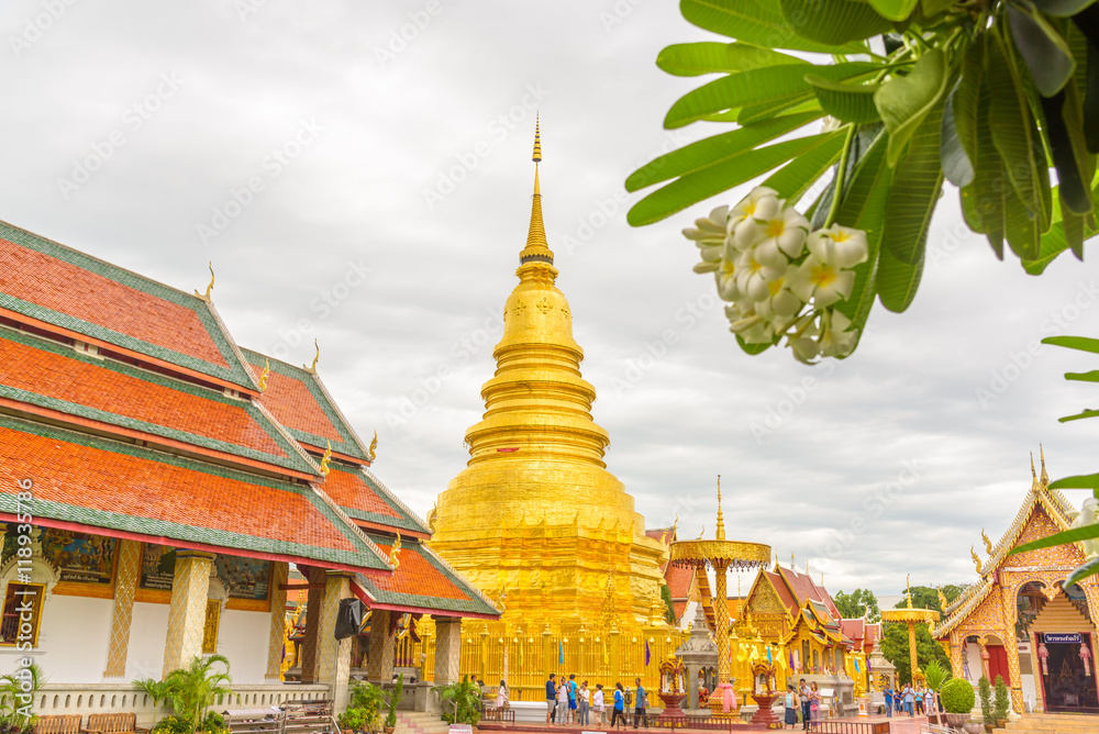 Naklejka premium Wat Phra That Hariphunchai temple in Lamphun,Thailand.