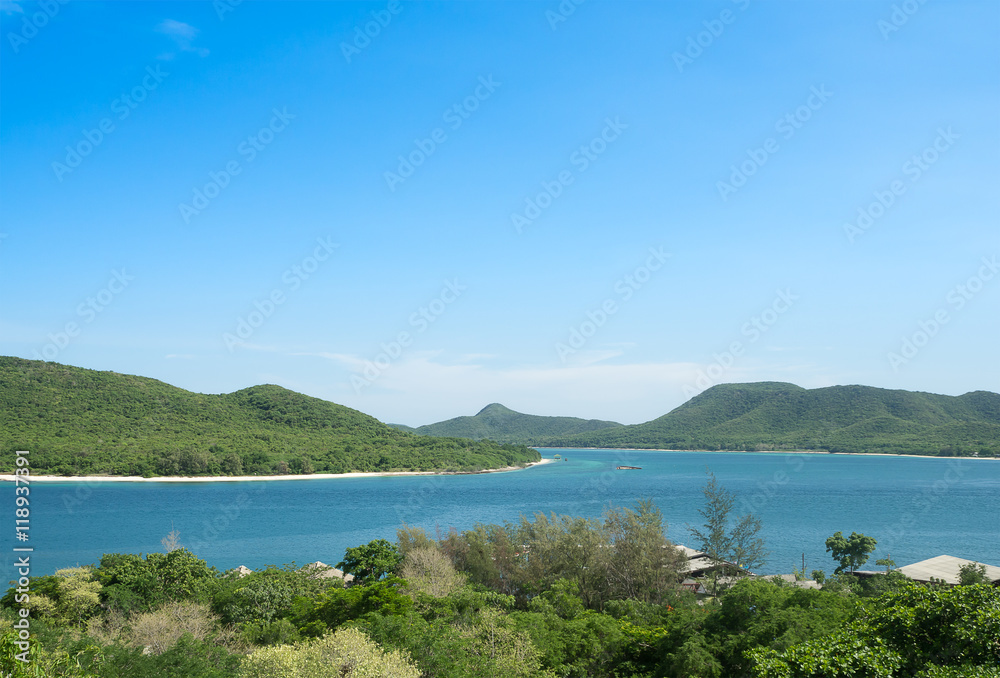 Obraz premium Landscape blue ocean and mountain background with blue sky