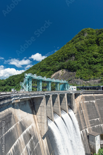 放水する大倉ダム