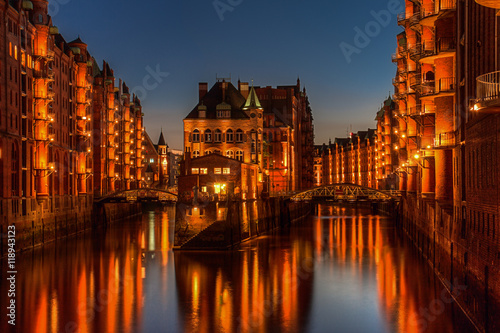 Obraz na płótnie Wasserschloss zur blauen Stunde w salonie