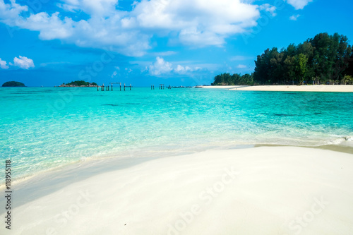 Fototapeta Naklejka Na Ścianę i Meble -  Sea crystal beach white sand on andaman sea