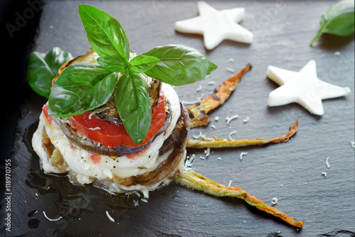 parmigiana di melanzane su ardesia