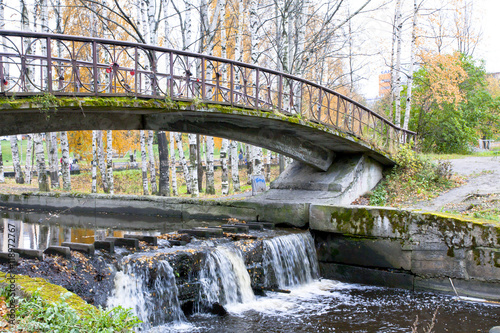 Fototapeta Naklejka Na Ścianę i Meble -  Old bridge in autumn, Petrozavodsk, Karelia