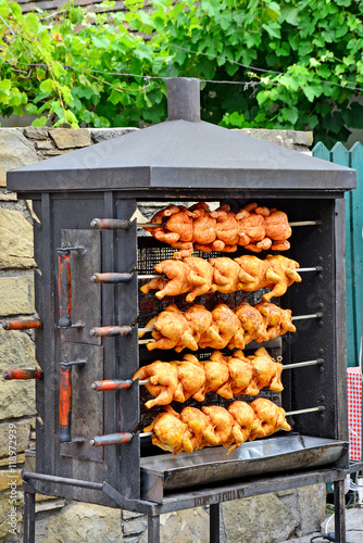 Brathähnchen am Vertikalgrill photo