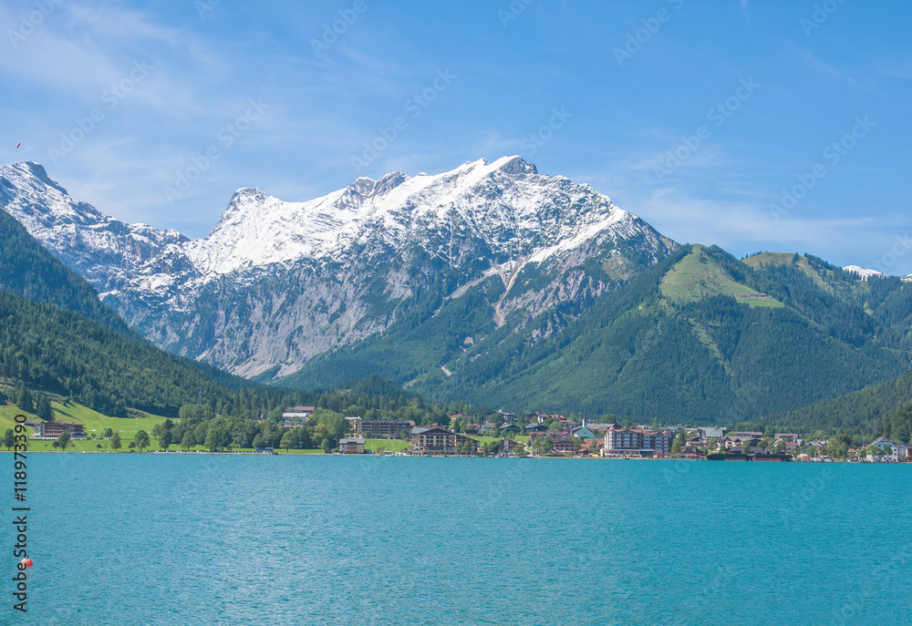 Blick auf den beliebten Urlaubsort Pertisau am Achensee in Tirol,Österreich