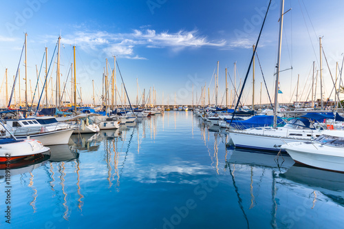 Marina z jachtami w Puerto de Mogan, małym porcie rybackim na Gran Canarii w Hiszpanii.