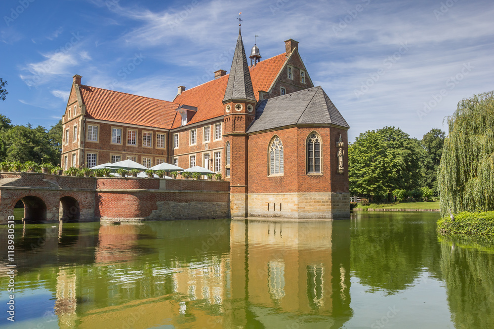 Fototapeta premium Burg Hulshoff with reflection in the water near Havixbeck