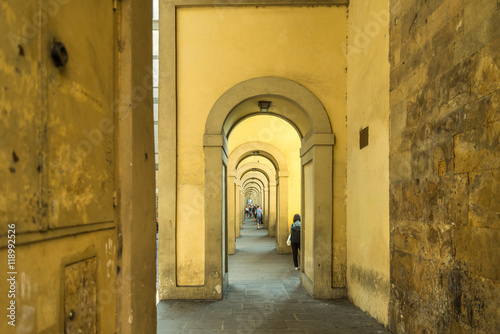 Los arcos del Pasillo Vasari en Florencia, Toscana, Italia © jjmillan