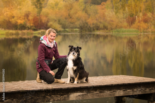 Frau beim Spaziergang mit dem Hund