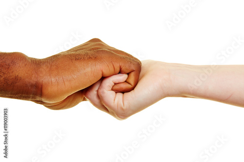 Zwei Hände halten sich fest als Zeichen für Partnerschaft © Robert Kneschke