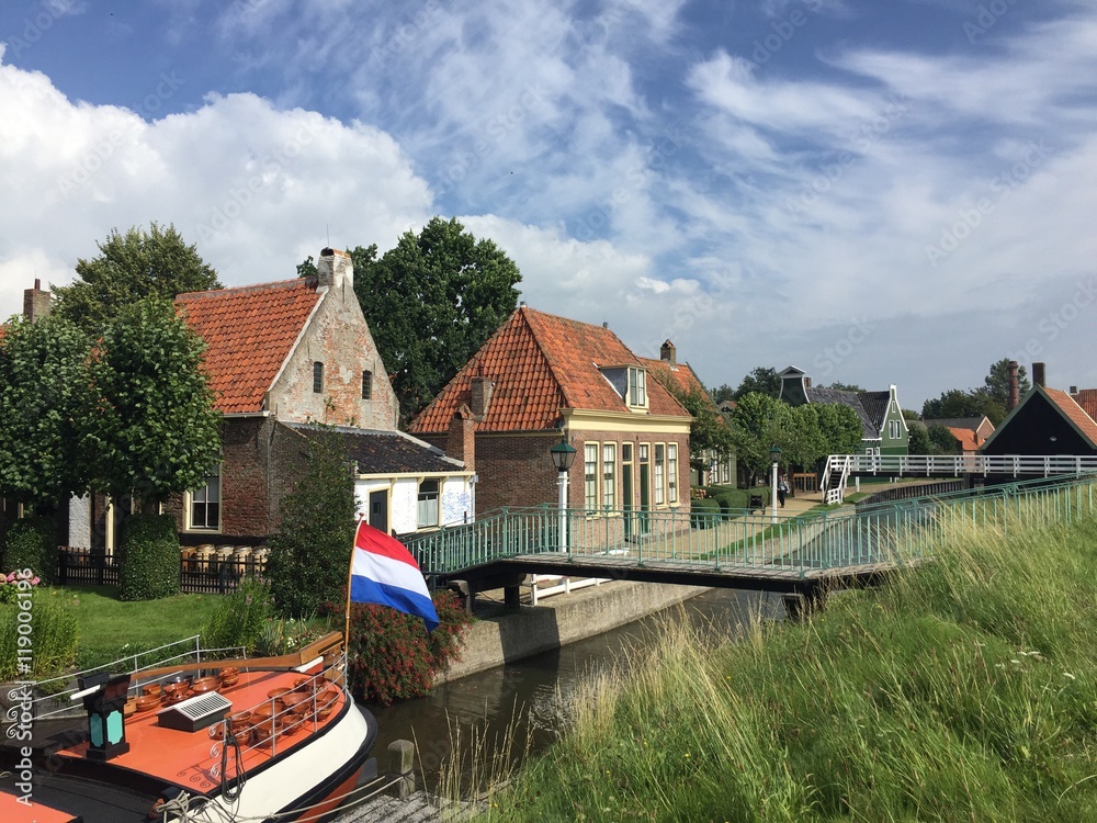 Canale e barca con bandiera olandese, Enkhuizen, Olanda