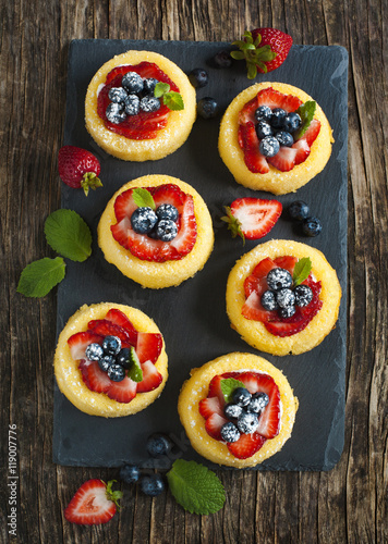 Sponge tart with berries
