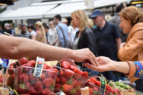 Erdbeeren, Verkauf am Marktstand, regionale Lebensmittel photo