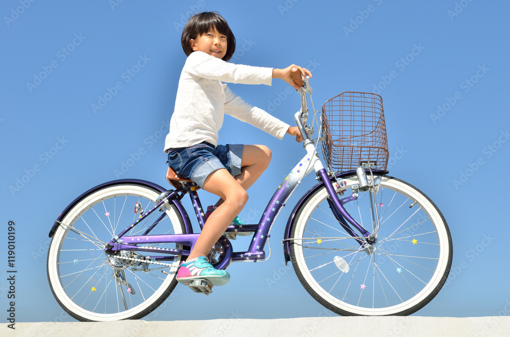 Naklejka premium 自転車に乗る女の子