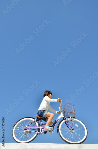 自転車に乗る女の子