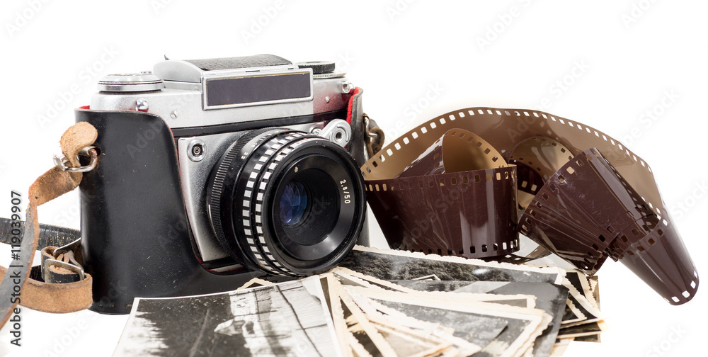 alter antiker fotoapparat mit filmrolle und fotografien