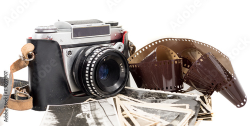 alter antiker fotoapparat mit filmrolle und fotografien