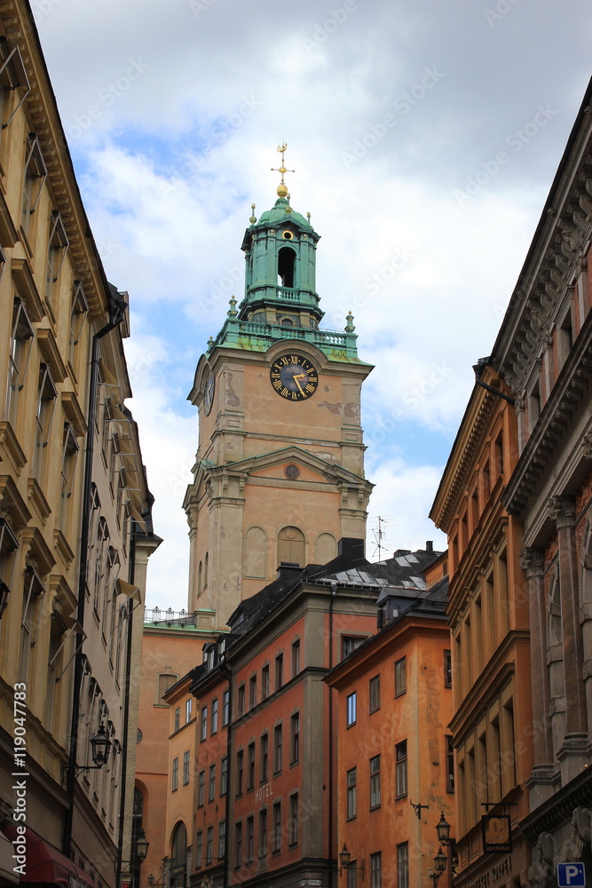 Fototapeta premium Stockholm: Blick auf die Altstadt mit der Nikolaikirche (Storkyrkan)