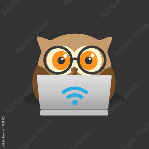 Búho infantil con un ordenador portátil. Zona wifi