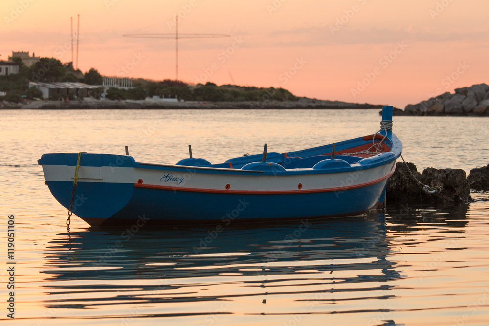 Vecchia barca da pesca e tramonto sul mare