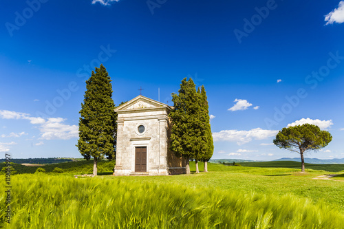 Fotobehang Tuscany landscape with a little chapel of Madonna di Vitaleta, San Quirico d'Orc