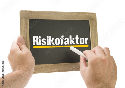 Hand schreibt Risikofaktor auf Kreidetafel photo