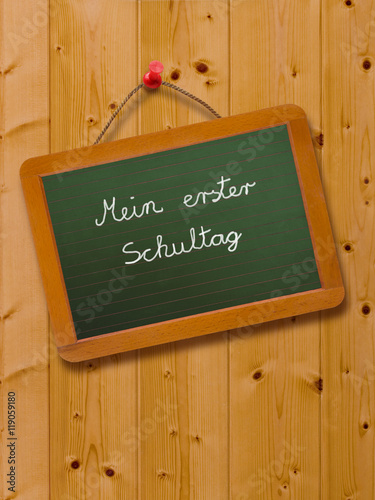 schultafel auf holzwand