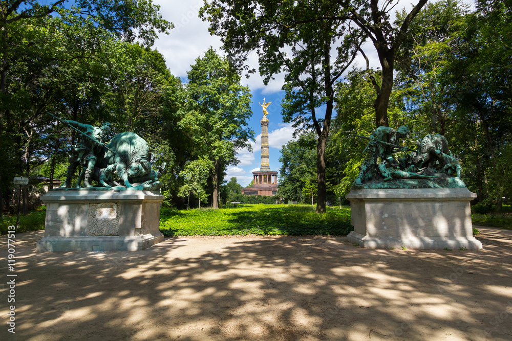 Blick auf die Siegessäule im Tiergarten Berlin
