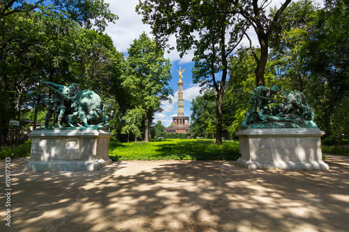 Obraz na płótnie Blick auf die Siegessäule im Tiergarten Berlin w salonie